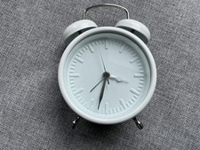 Réveil double cloche de chevet crème style classique traditionnel, 1 pile AA.