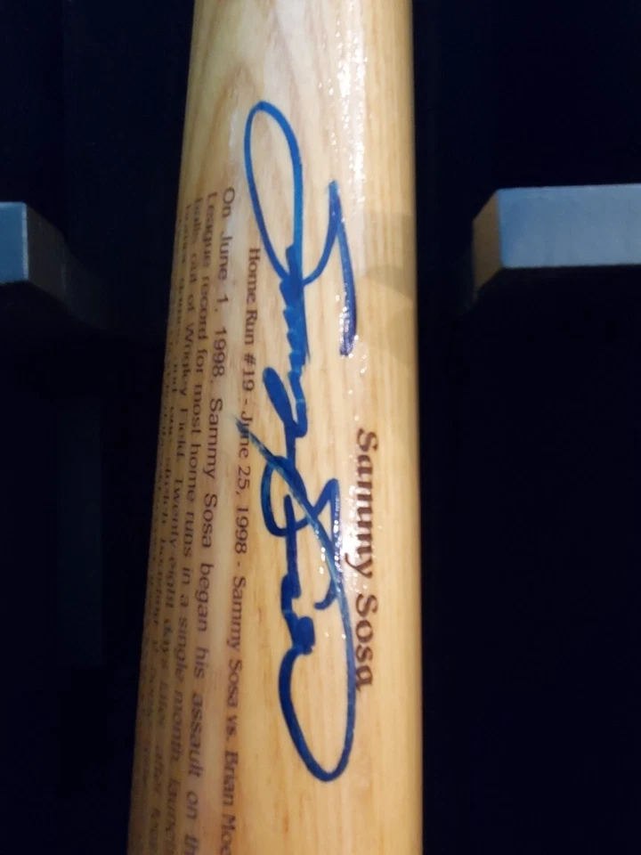 SAMMY SOSA SHADOW BOX HAND SIGNED RAWLING BASEBALL & BAT, WATCH, TOPPS #80A CARD - Image 4 of 4