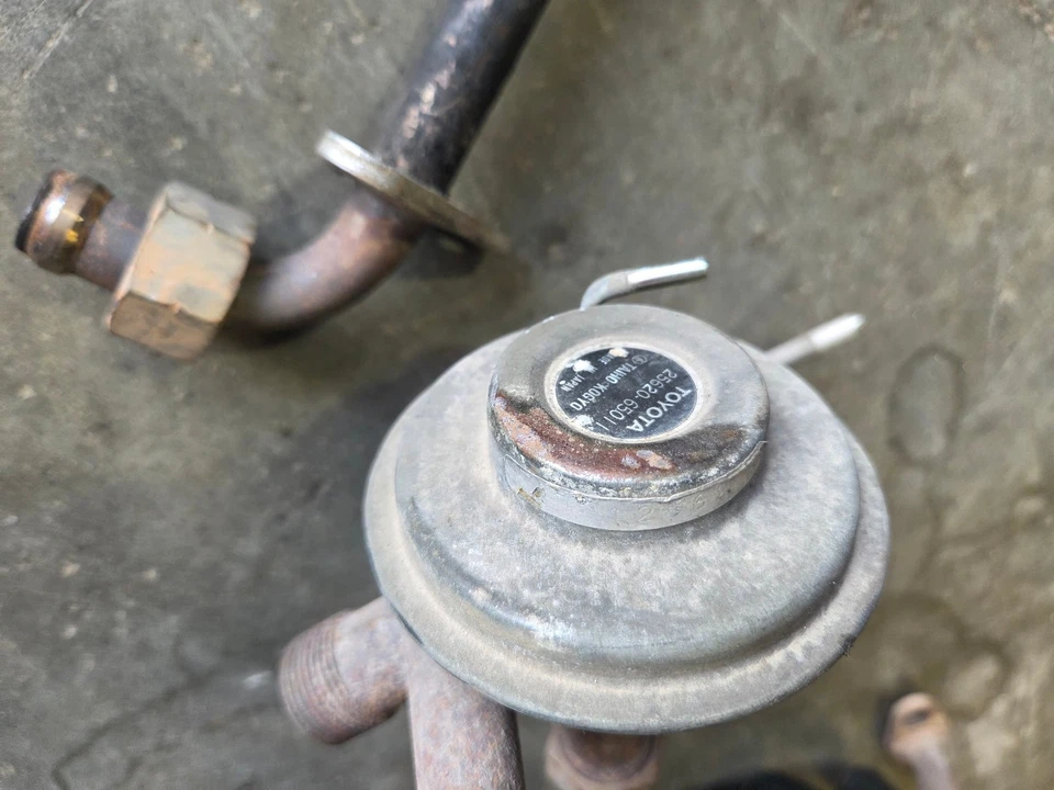 Válvula EGR con tubos 1988-1995 camioneta Toyota 4Runner V6 3.0 3VZ-E 25620-65011 Foto 4 de 4