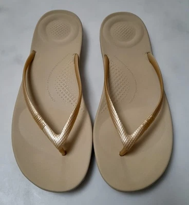 FITFLOP IQUSHION SIZE 8/42 BEIGE/GOLD HOLIDAY FLIP FLOPS WORN ONCE - Image 1 of 4