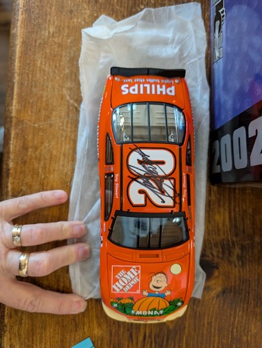 Tony Stewart 20 Peanuts car 2002 Grand Prix 1:24 - Picture 2 of 8