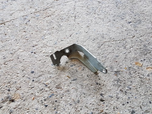 BMW 1er E81 E82 E87 E88 LCI N43 Abstützung Halter Klimakompressor 7566125