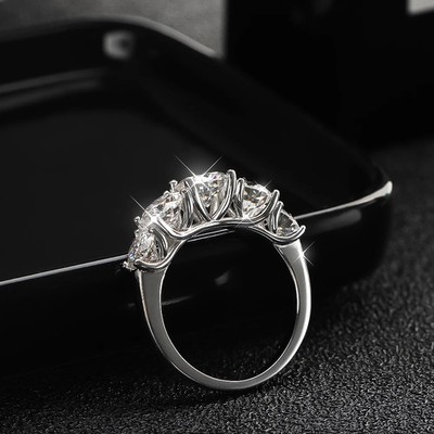 Ring 3,6 kt Rundschliff Laborgefertigt Diamant Testpass 18 K Gold Fünf Steine