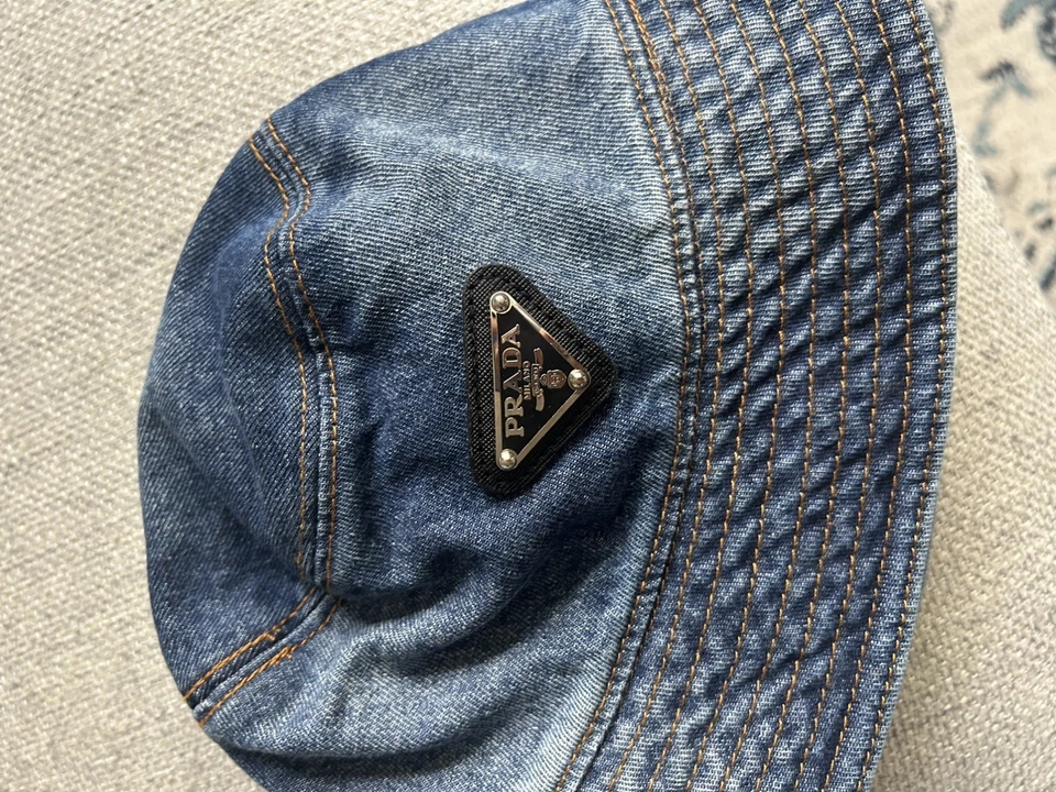 Sombrero cubo de mezclilla Prada usado Foto 3 de 3