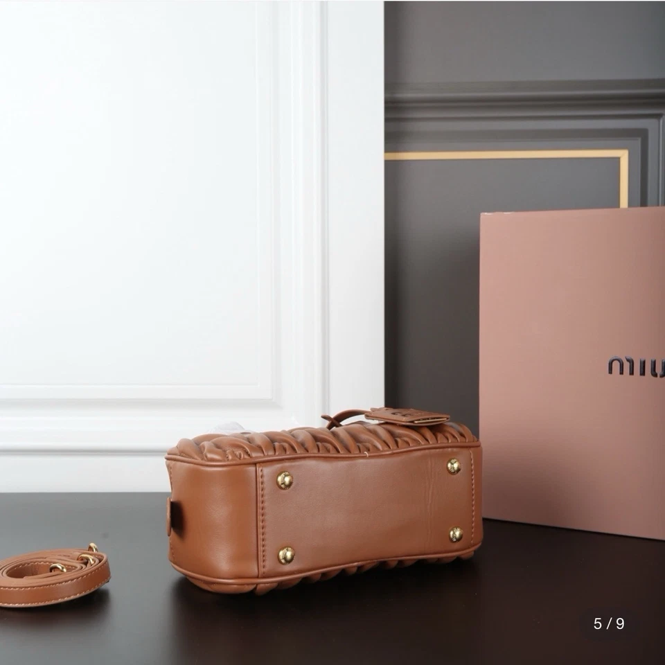 Bolso Miu Miu Arcadie Regular con Asa Superior Cuero Napa Matelassé Marrón Caramelo Foto 2 de 4