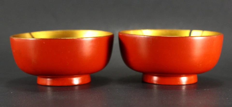 = Par de tazas de sake japonesas (Sakazuki) laca roja dorada Meiji/Taisho ea. Años 1900 Foto 3 de 4