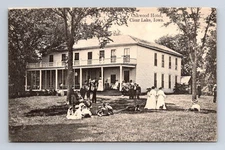 IA - CLEAR LAKE IOWA Postcard OAKWOOD HOTEL LOTS OF MEN WOMEN KIDS IN YARD