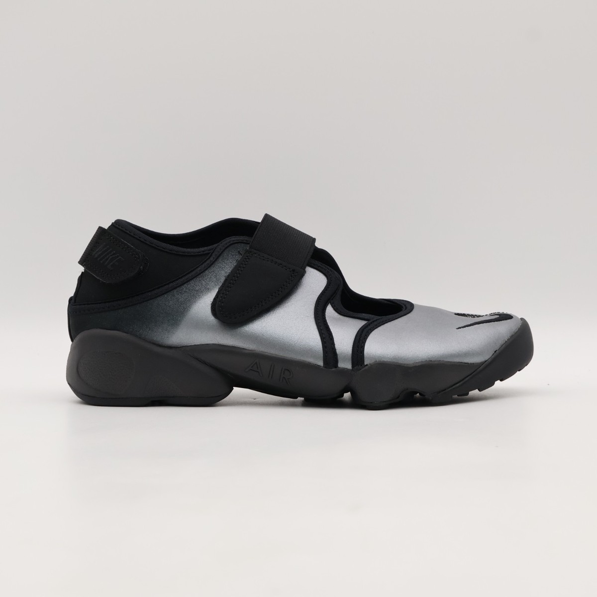 IH3656-095 Nike Women's Air Rift Metallic Silver Black (Women's