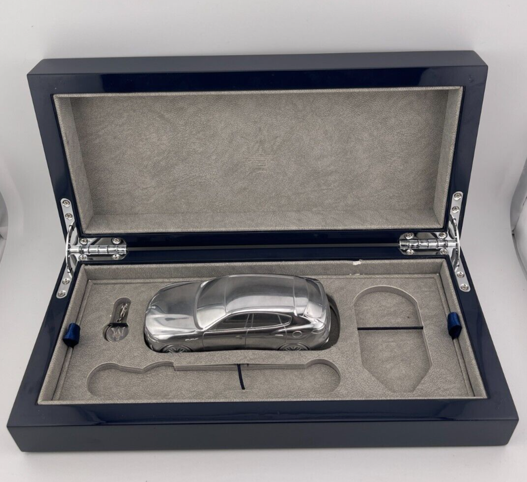 Maserati 車型キーホルダーセット Maserati Levante Novelty Gift Box With Metal Mini Car 1/43 Key