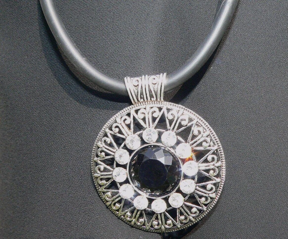 Anhänger AMULETT silber schwarz Strass Kautschukband  Modeschmuck  315m - Bild 3 von 3