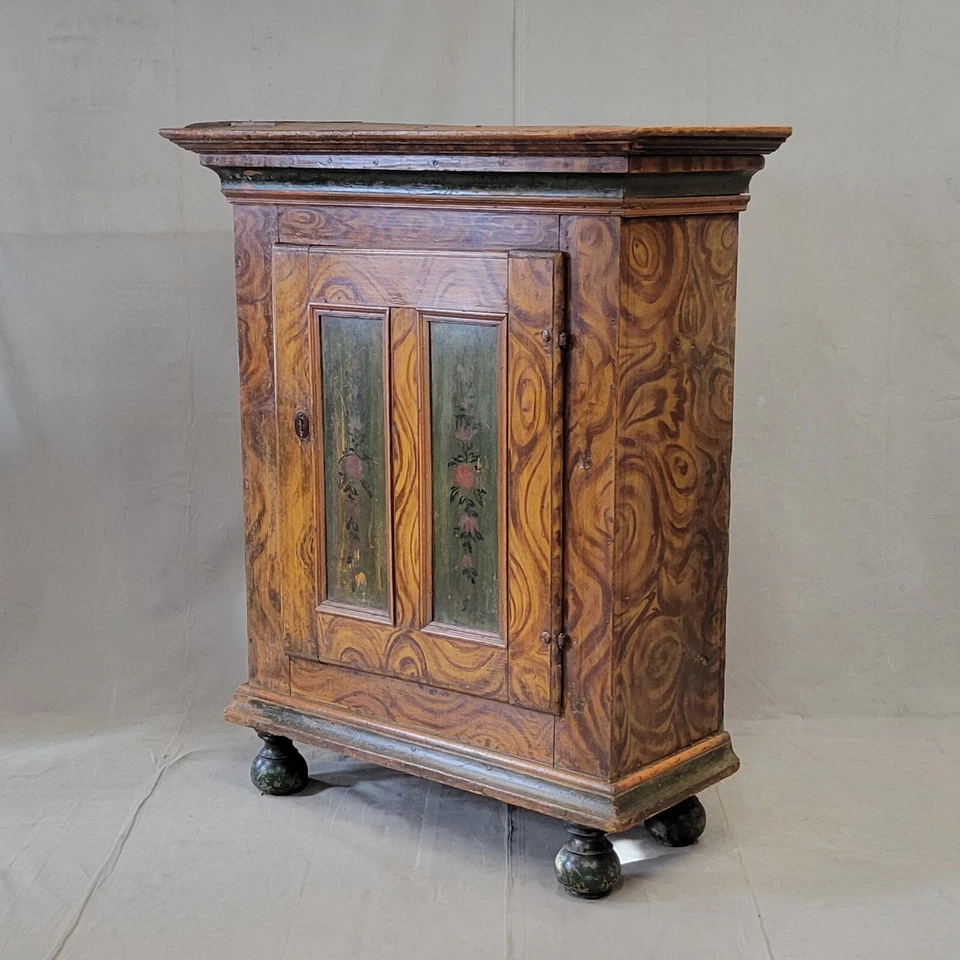 Antiguo armario de pino austriaco con pintura Bois sintética original y detalles florales Foto 2 de 4