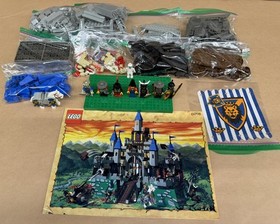 LEGO Castle 6098 King Leo's Castle 8 Minifigures 529 Pieces With Box Pre-Owned
