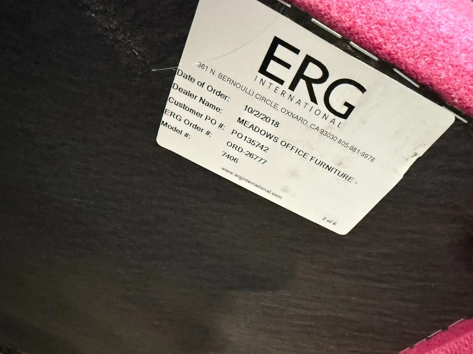 Banco de 2 asientos en acabado de tela rosa de ERG international / 42" L x 20" D x 18" H Foto 4 de 4