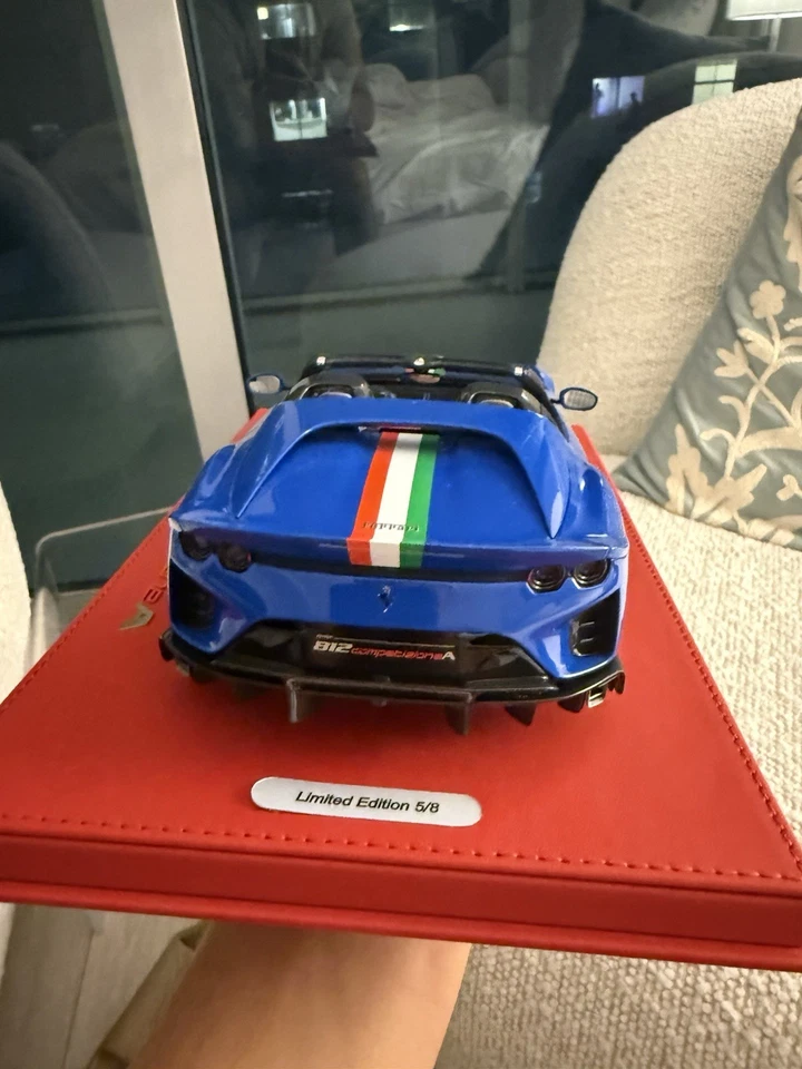 BBR Deluxe 1:18 Ferrari 812 Competizione Aperta en Azzurro Dino 5/8 Foto 4 de 4