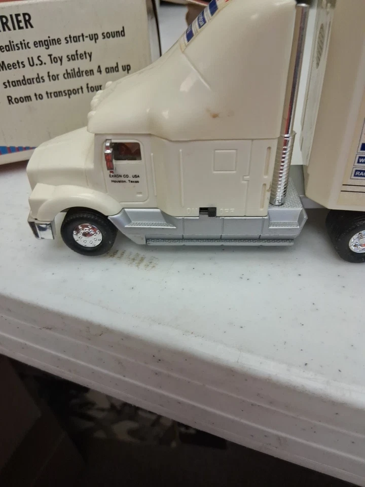 Remolque tractor Exxon Worlds de juguete para coleccionistas 4ª serie ¡con 4 autos! Foto 2 de 4