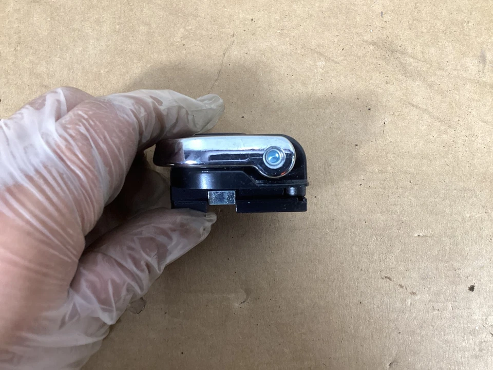 2004-2010 宝马 X3 - 后备箱领带下降/紧固件圆形按钮套装 3400537 原始设备制造商。 — 第 4/4 张图片