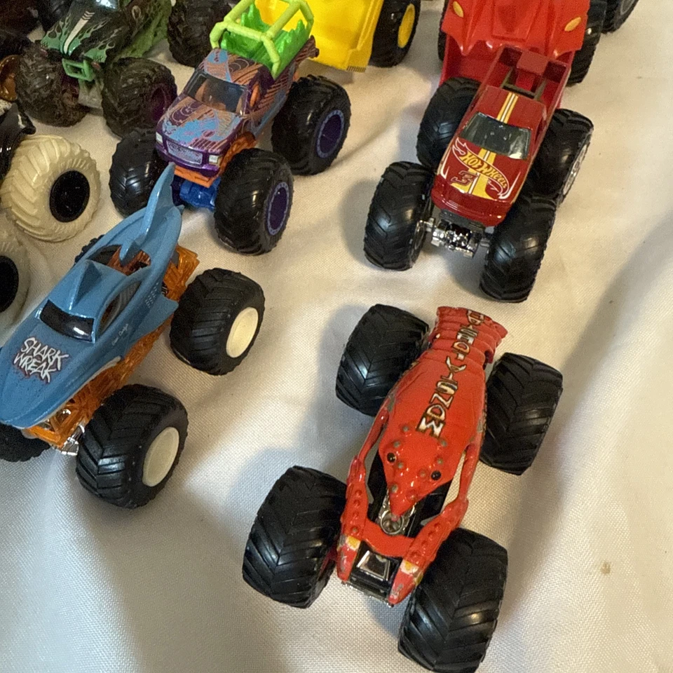 Hot Wheels Monster Jam Trucks Lot 14 Grave Digger El Toro Loco MaxD Shark Wreak - Image 4 of 4