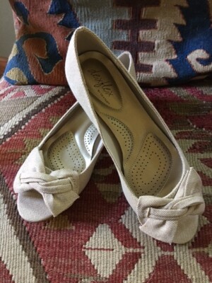 New in Box DEXTER ''dexflex'' Open Toe Ballet Flats Shoes beige linen Size 7M