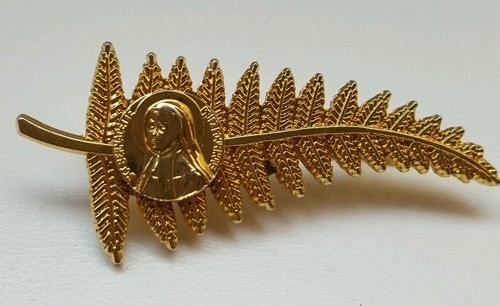 Broche en métal à fleurs - France