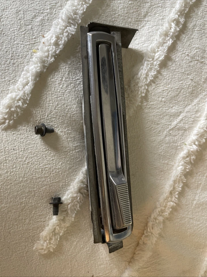 (1) Manijas de puerta de montaje empotrado originales GM Pontiac Grand Prix 1969-1972 #9718092 Foto 3 de 4