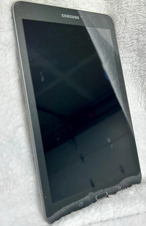 Tablet Samsung Galaxy Tab E 8′′ 32GB Verizon Usada, Completamente Restablecida, Tal cual Foto 2 de 4