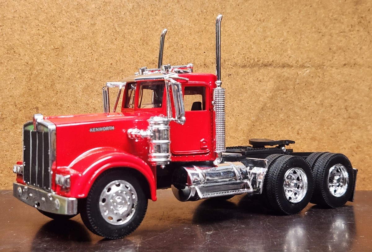 New-Ray 1:32 Scale Long Haul Trucker • Red Kenworth W900 Day Cab