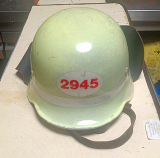 Feuerwehrhelm grün mit Nackenschutz Lederinnenfutter Aufkleber „2945“