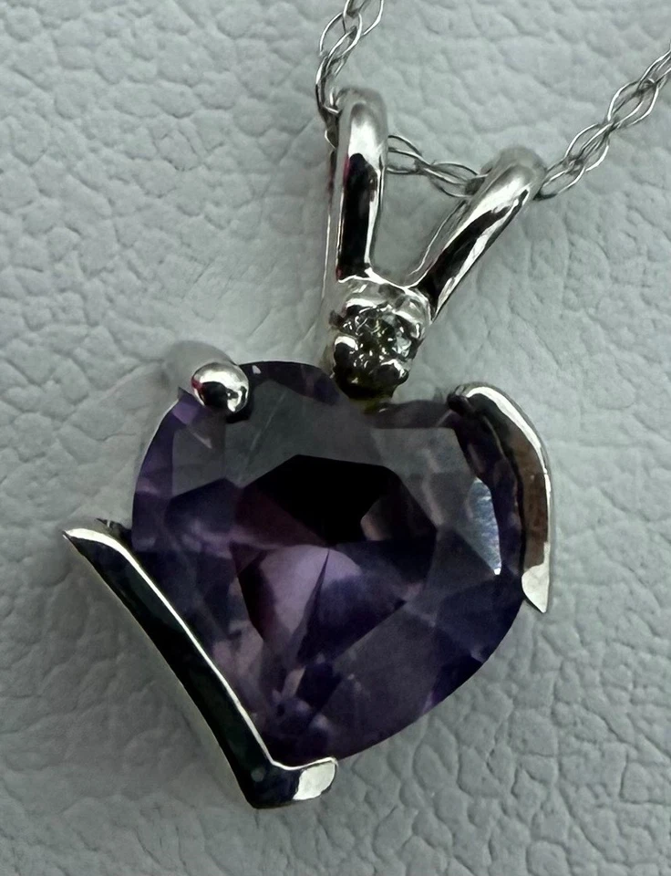 Collar con corazón de alejandrita de diamantes y laboratorio en oro blanco de 10 k Foto 3 de 4