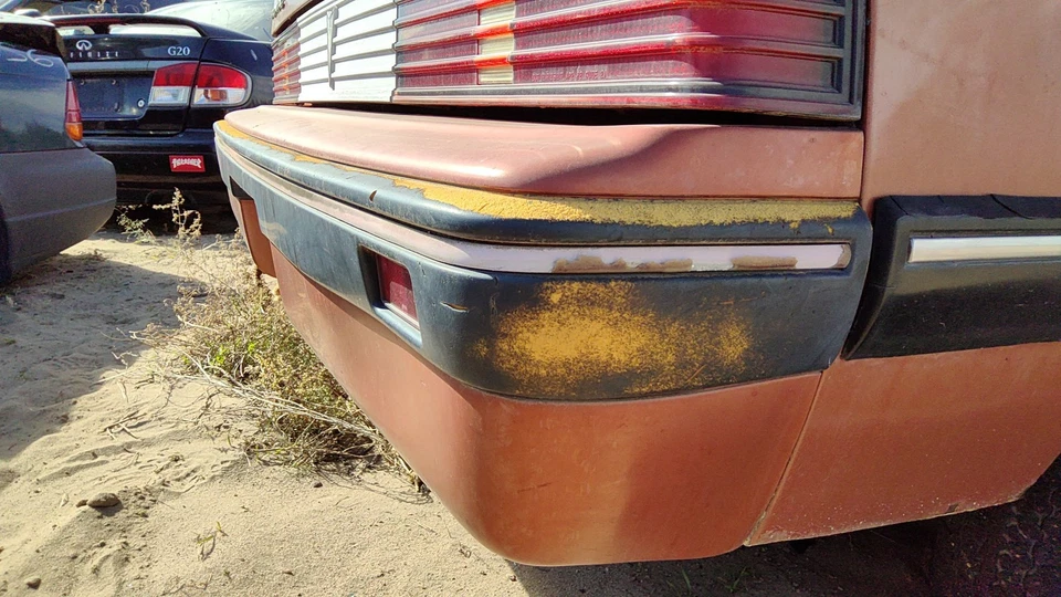 1985 - 1987 庞蒂亚克 Sunbird 后保险杠盖组件 Oem 后棕色 10026826 — 第 3/4 张图片