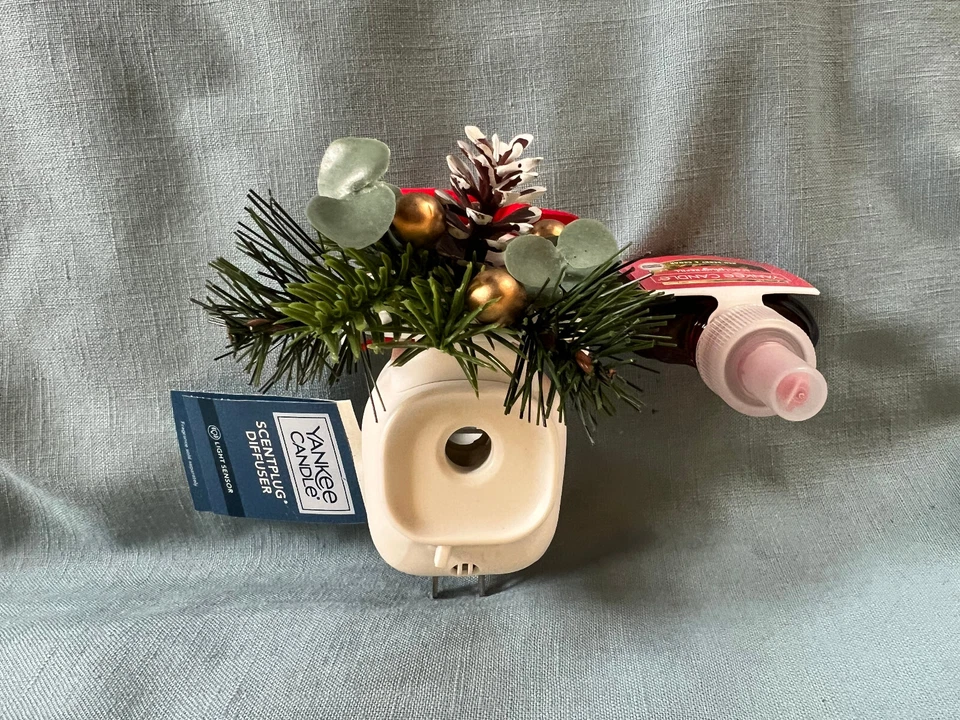 YC Light Sensor Holiday Bouquet Diffuser w/Red Berry & Cedar Refill NWT - Image 2 of 3