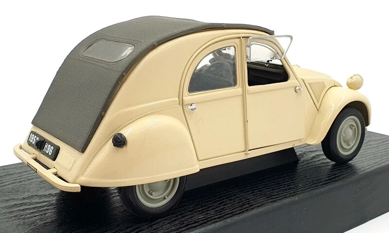 Maisto 1/18 Scale Diecast 31834 - Citroen 2CV 1952 - Cream/Grey - Image 2 of 4