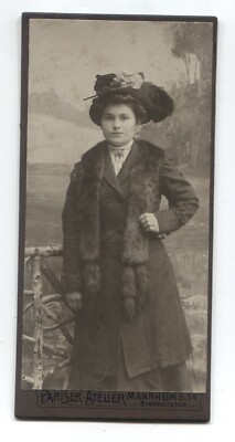 20/33 PHOTO of a LADY around 1900