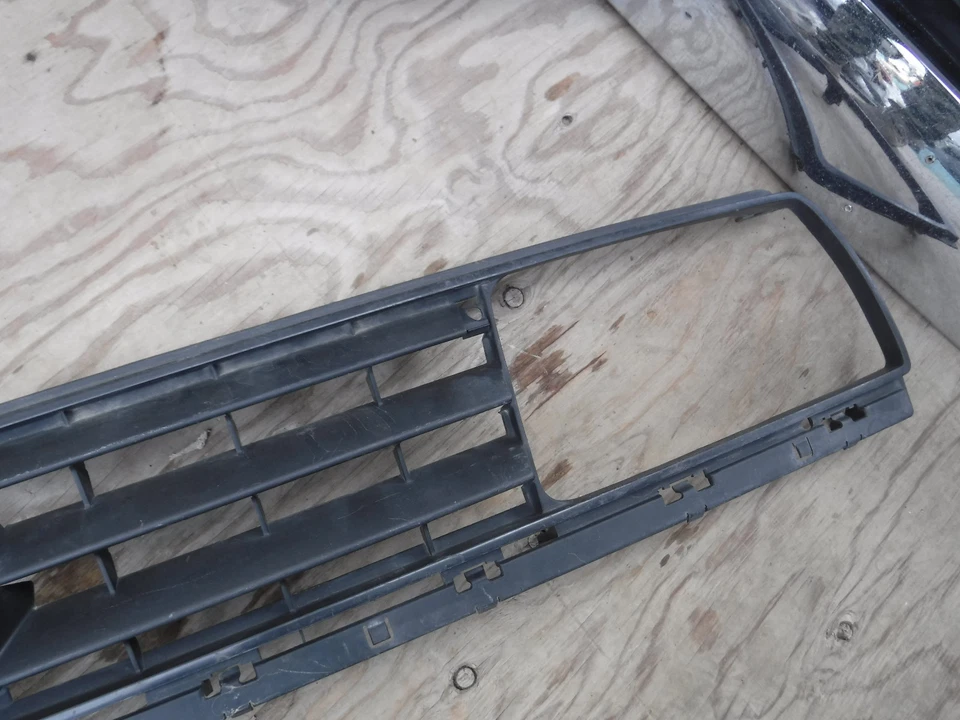 1988 1989 1990 1991 1992 Volkswagen Golf Jetta front grille 165853653E - Imagem 2 de 4