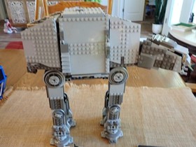 LEGO Star Wars: AT-AT (4483)  Minifigs and Manual