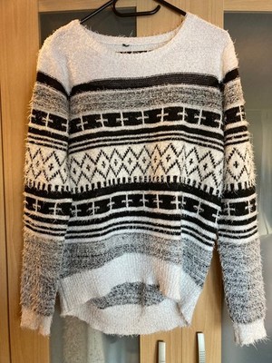 Pullover weiß flauschig mit Muster Größe S/M
