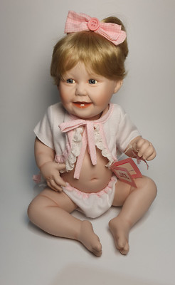 Porzellanpuppe ''Niedlich wie ein Knopf'' (371) 14'' (35cm) von The Ashton-Drake Galleries
