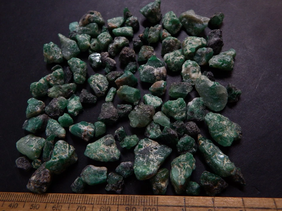 Lote de pedras preciosas ásperas esmeraldas gemas verde escuro qualidade superior 409,35 ct - Imagem 2 de 4