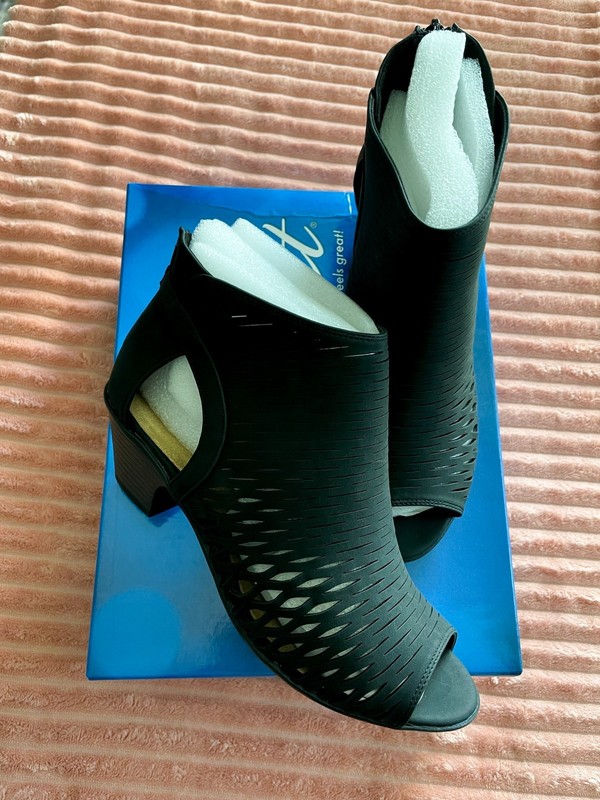 Easy Street Sunrise Black Sandals Booties Size 8.5 W
