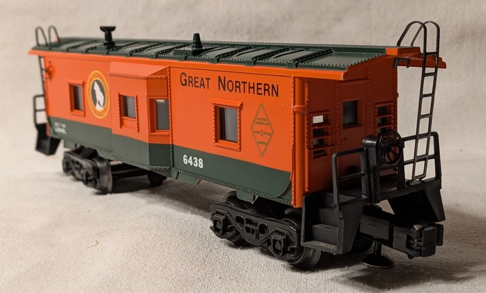Lionel 6-6438 Great Northern Illuminated Bay Window Caboose - Image 3 of 4