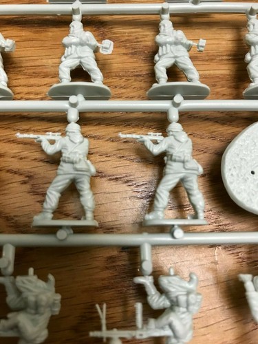 ✰SHIPS FREE/US✰ TIGER I Ausf E & German Wehrmacht WINTER Infantry 1/72 Revell VR - Picture 7 of 12