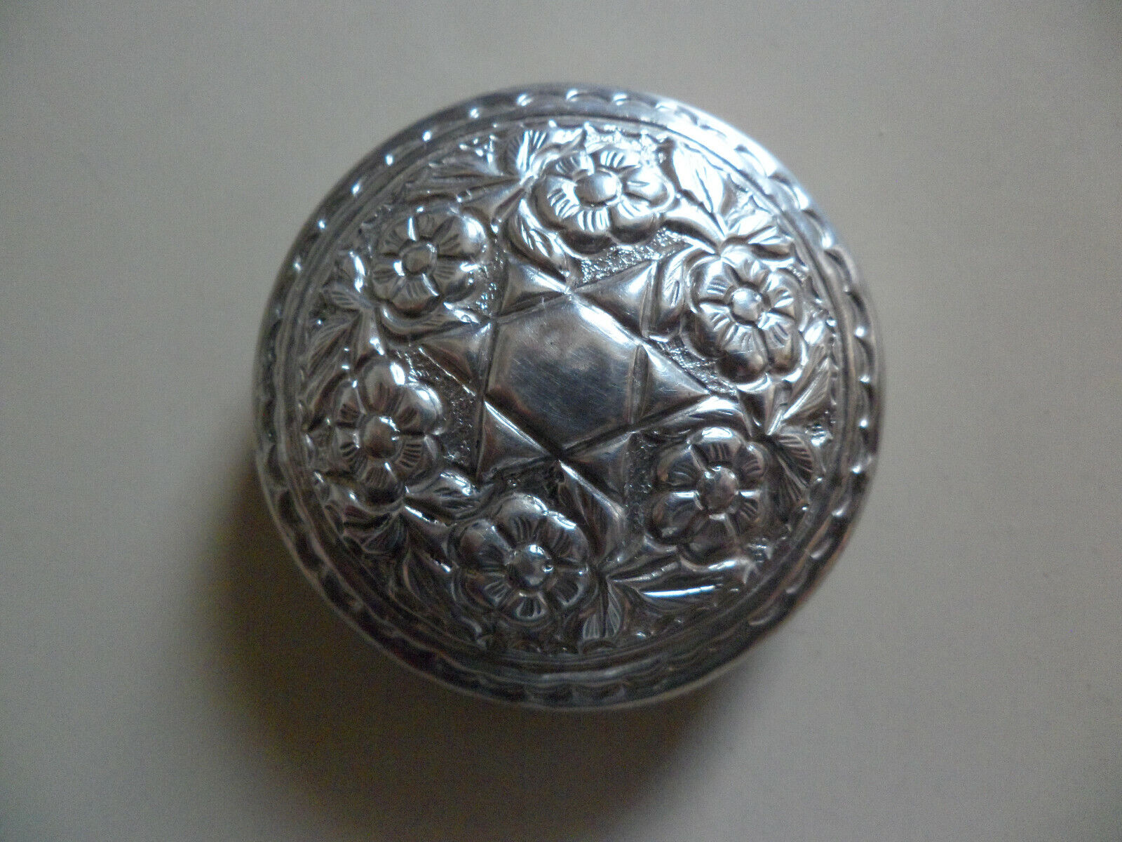 SILVER 900 ROUND SNUFF BOX OR PILL CASE FLOWERS LEAVES & STAR VE