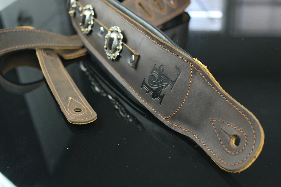 Ремешок для бас-гитары Iconic CUSTOM SHOP Conchos 3,25 дюйма коричневый кожаный с подкладкой No1 - Изображение 3 из 4