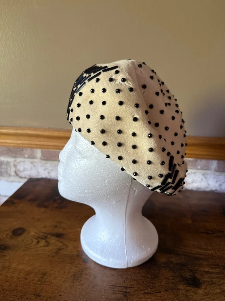 Sombrero Cloche Vintage Adolfo Realities Crema Negro Cuentas Terciopelo Diseño Geométrico Foto 3 de 4