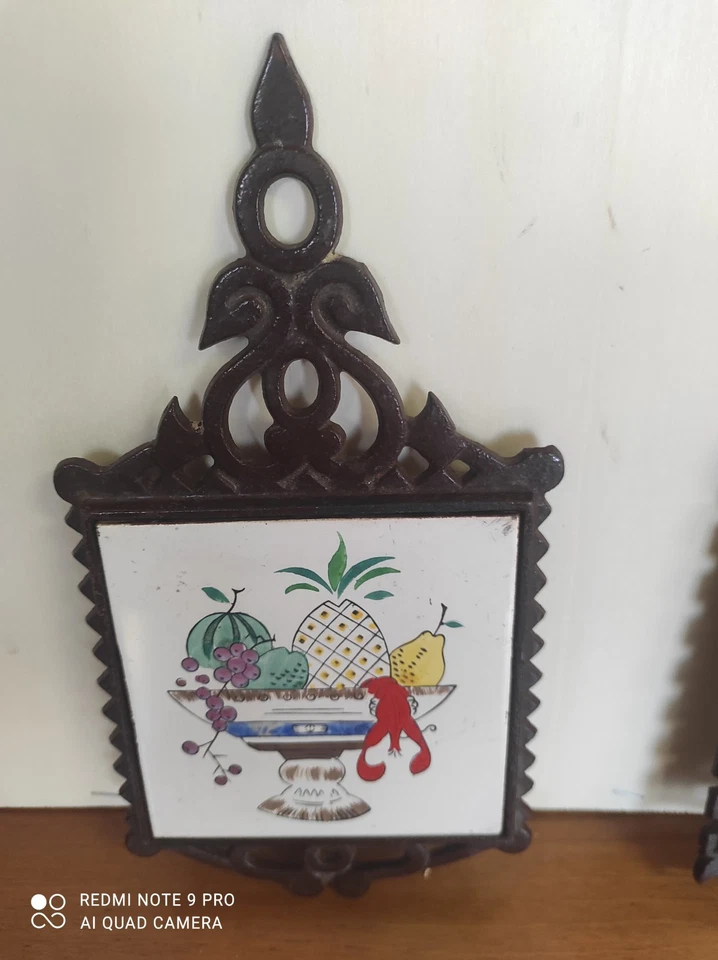 SOTTOPENTOLA IN GHISA E PIASTRELLA DECORATA - Immagine 2 di 3