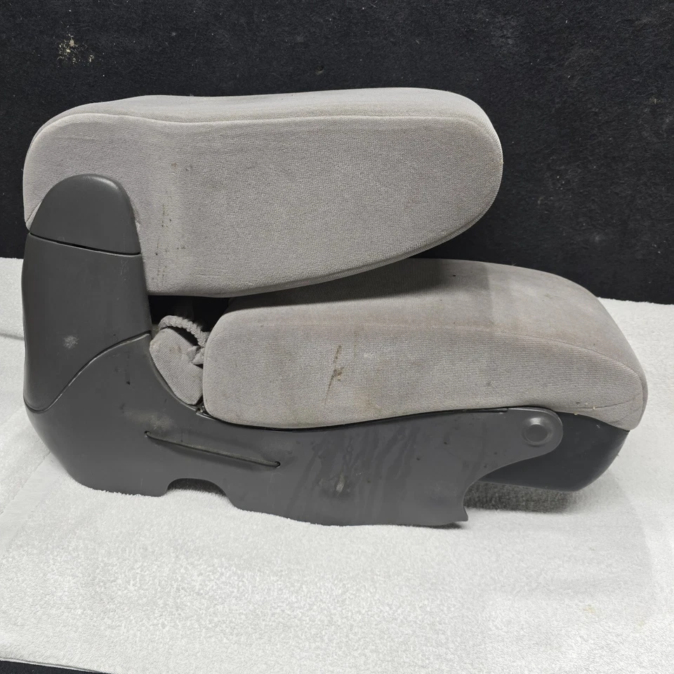 Reposabrazos plegable asiento central delantero tostado Ford Taurus SE 2004 con portavasos trasero Foto 2 de 4