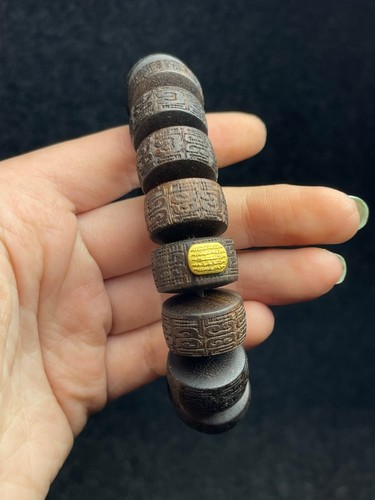 Colección de exquisitas pulseras talladas madera de agar en la exquisita caja de brocado - Imagen 8 de 9