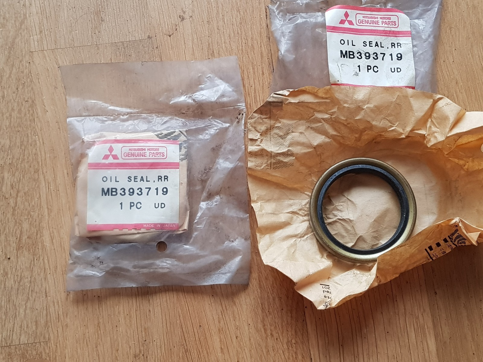 Mitsubishi oil seals part no mb393719 x2 | eBay 