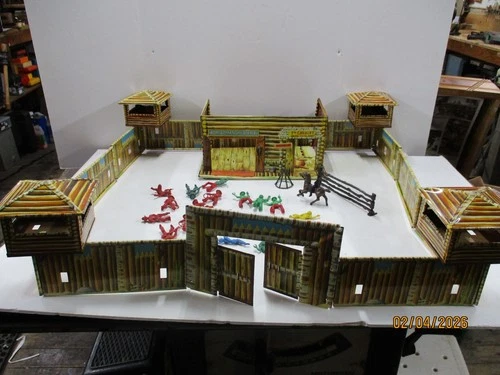 1950's  MARX Fort Tin Play Set Fort Camanche Stable with figurines and flag