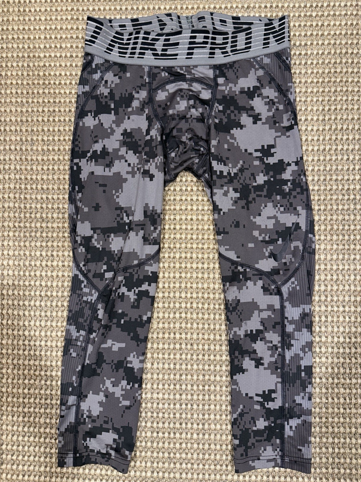 Nike Pro Hypercool Compression 3/4 Training Tight… - image 1