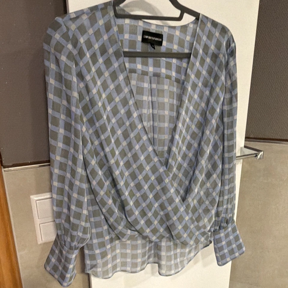 Emporio Armani Damen Bluse Gr. 42 kariert Blau/Grau V-Ausschnitt Langarm Basic - Bild 1 von 1